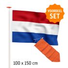 Actieset geschikt voor een gevelstok: Nederlandse vlag (standaard- of marineblauw) 100x150cm en oranje wimpel 175cm (let op: zonder gevelstok)