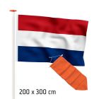 Actieset geschikt voor een 7 of 8 meter mast: Nederlandse vlag (MARINEblauw) 200x300cm en oranje wimpel 350cm 