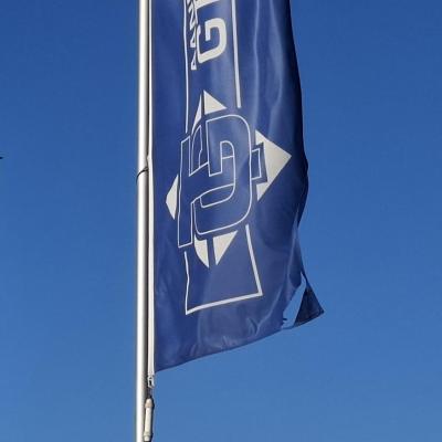Werkt een verstevigde hoek aan een banier, slijt hij dan minder snel?