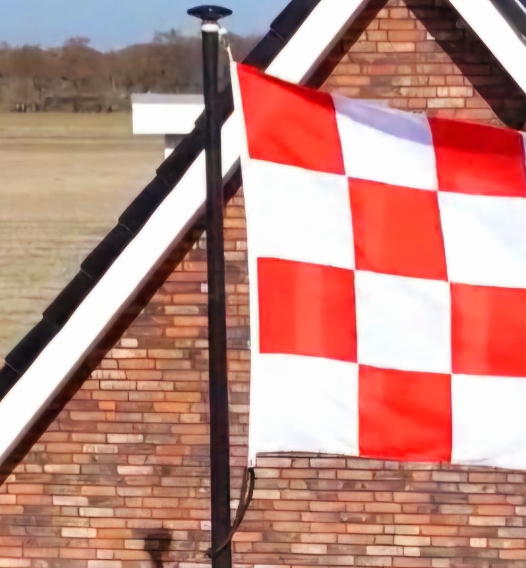 hoe hangt een vlag aan een mast met inwendig koord